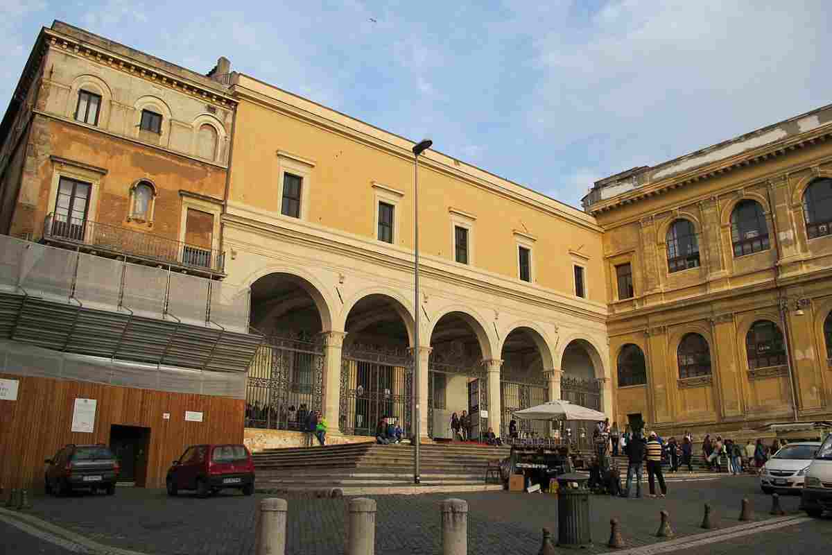 Un capolavoro di Michelangelo, affreschi e portici